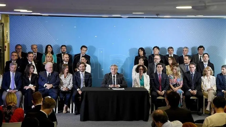 Fernández: "Todos los que son precandidatos deben dejar sus cargos"