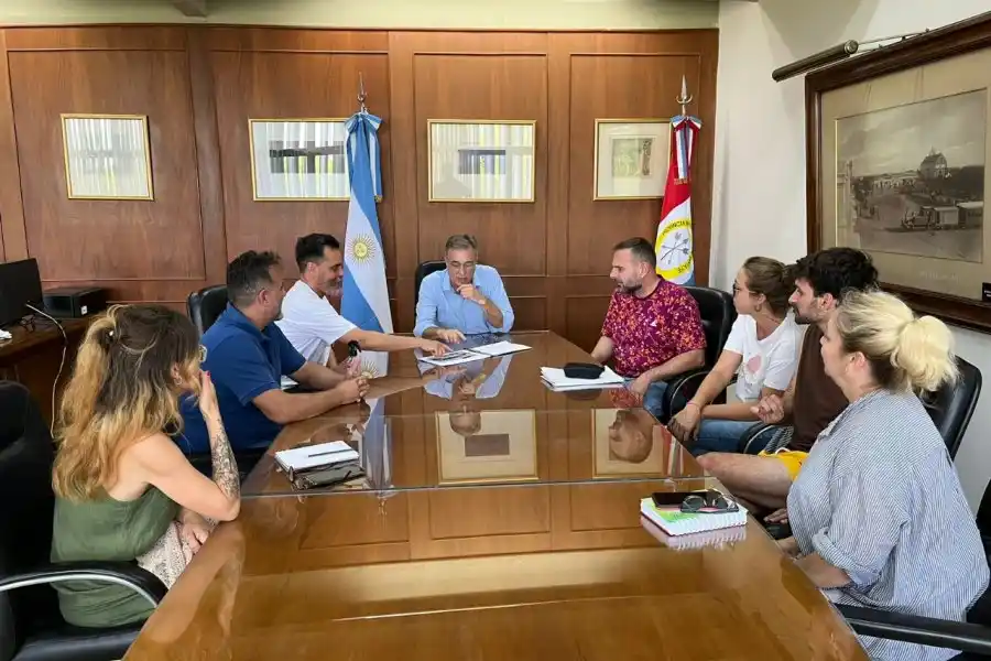 El intendente Castellano se reunió con integrantes del Centro de Artistas Plásticos 