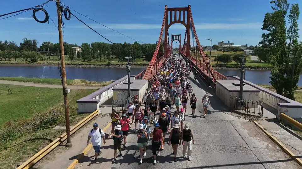 La Marcha de la Fe cruzando el Puente Colgante