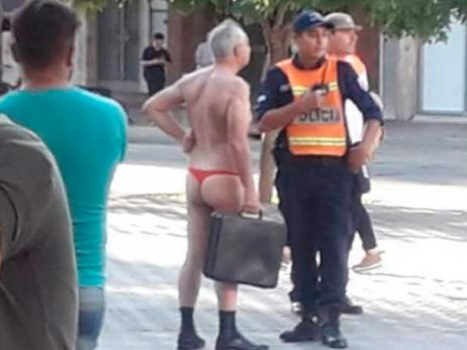 En tanga y con un maletín, un hombre protestó para echar a los travestis de su cuadra