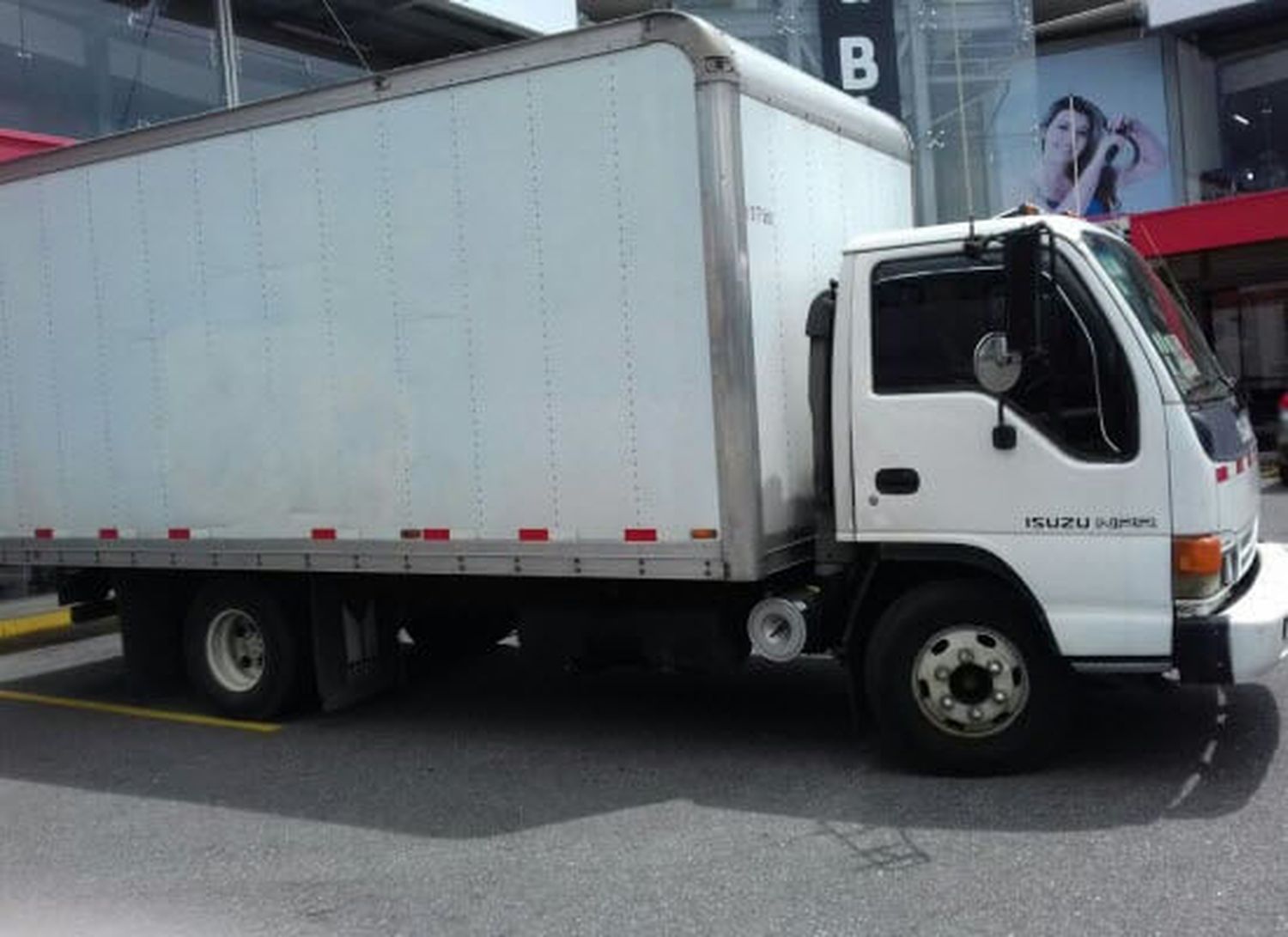 Camionero hace mudanzas gratis para los jóvenes que viajan a estudiar