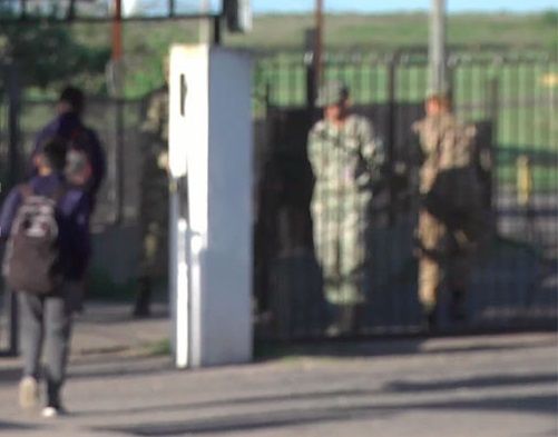 Denuncian agresiones con cuchillos y golpes en una escuela: un chico perdió un diente