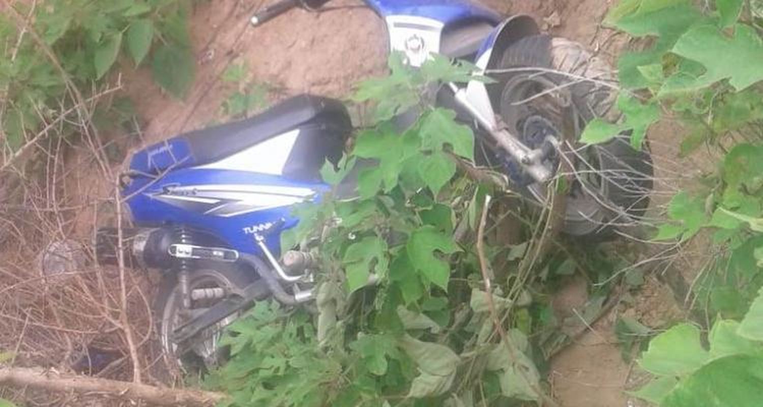 Recuperan moto robada y abandonada en la barranca