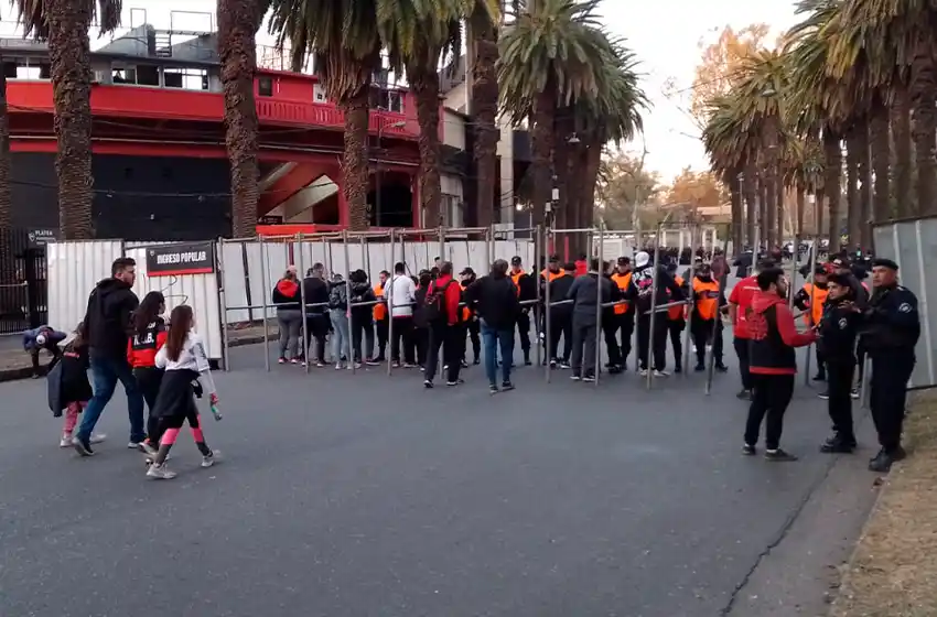 Detuvieron a cinco personas en el ingreso al banderazo de Newell’s: cuatro tenían pedido de captura