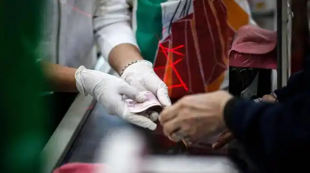Cómo cuidarse de los virus y microbios que portan los billetes
