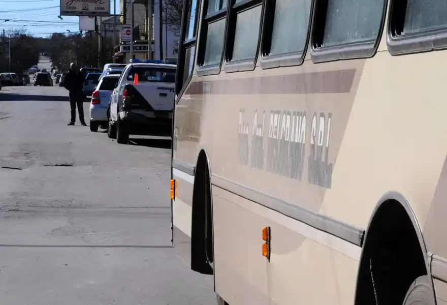 Dos mujeres fueron trasladadas al Hospital tras un choque entre un colectivo y un auto