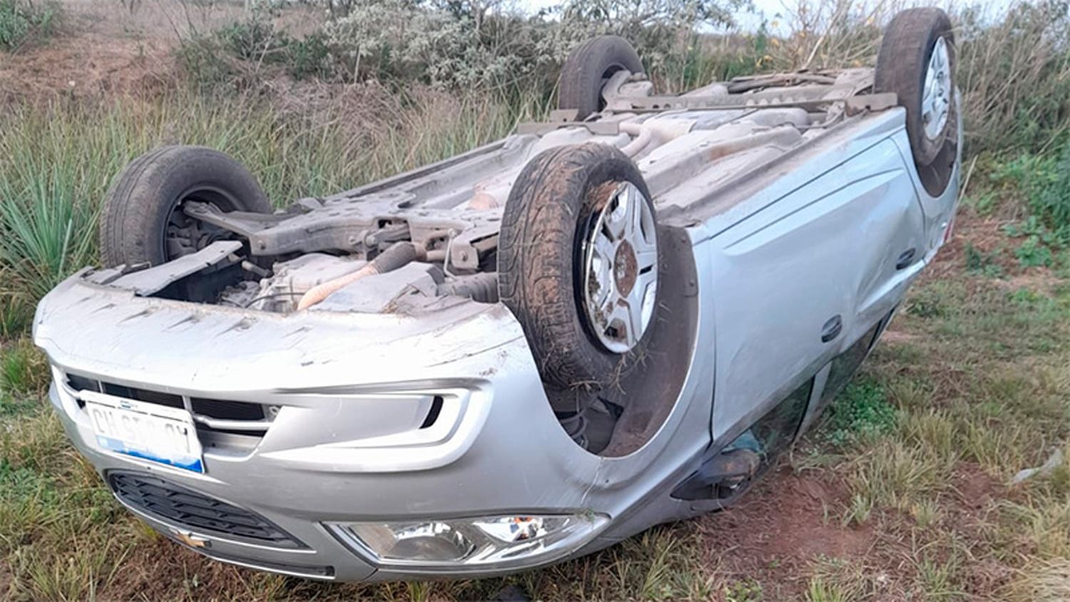 Volcó un auto sobre ruta 12 y quedó con sus cuatro ruedas hacia arriba