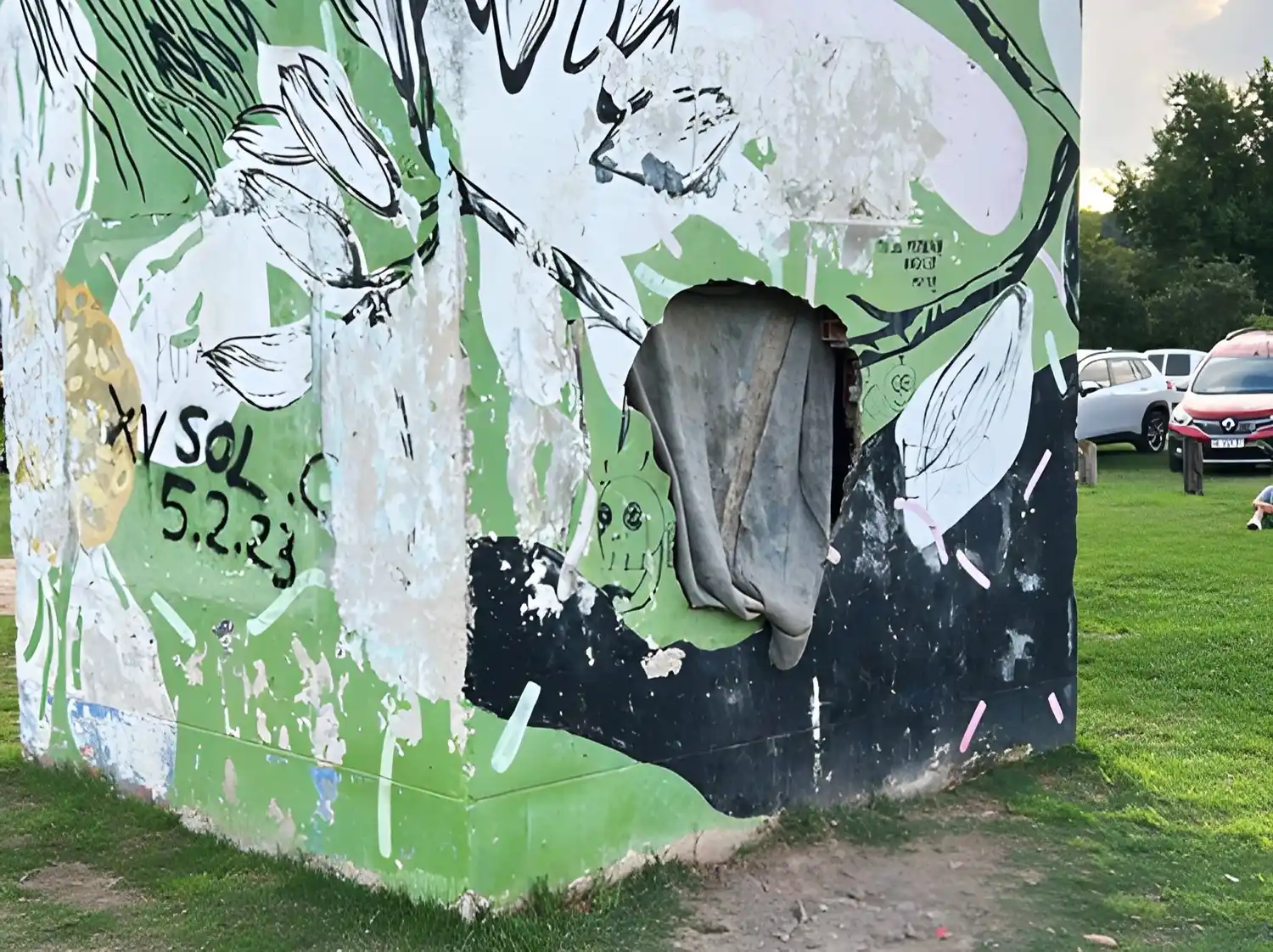 Rompieron una pared de la torre y taparon el boquete con una especie de cortina.