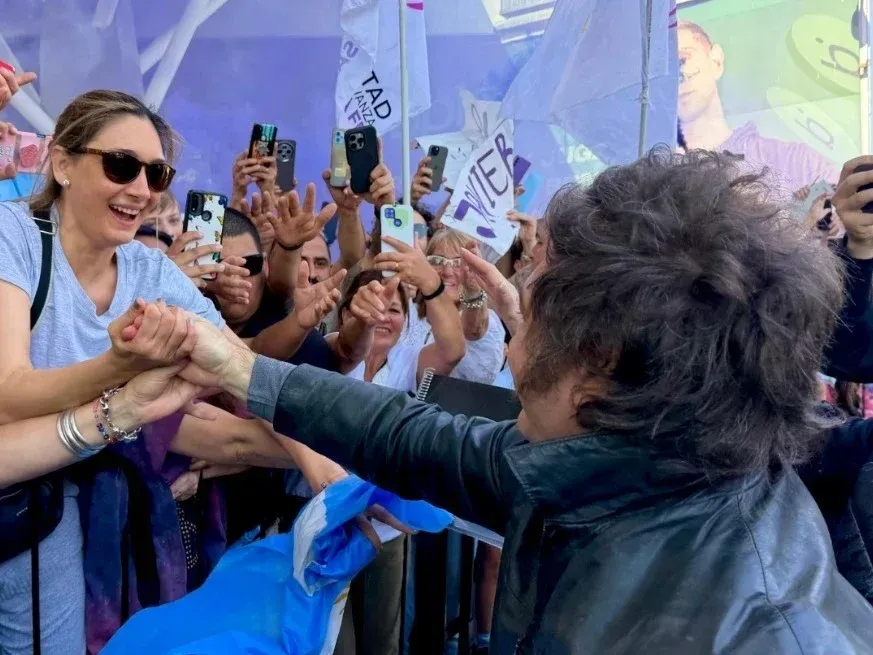 Javier Milei saludando a la gente en Rosario.