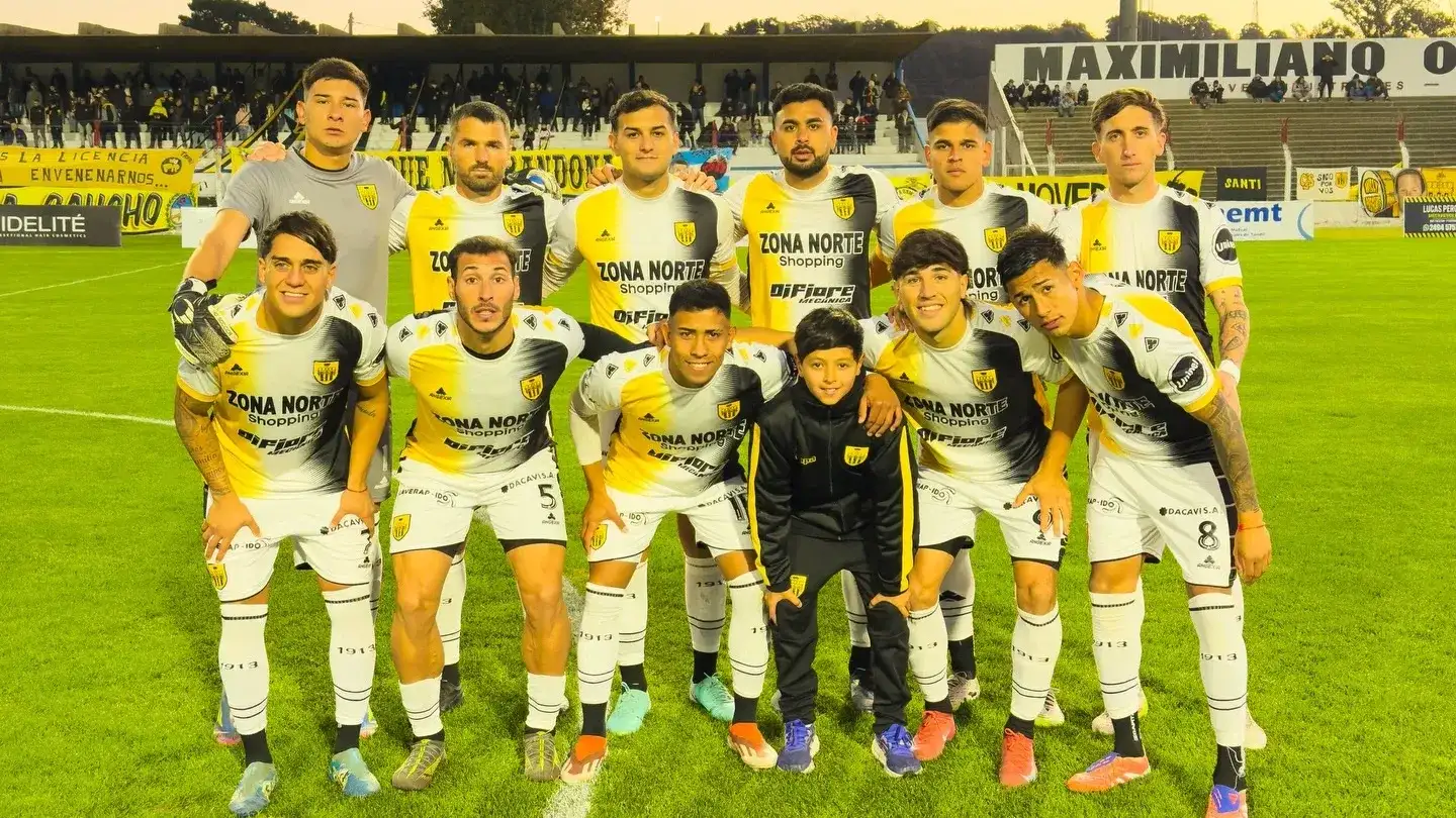 Los once de Santamarina ante Olimpo. Moris, Romat, Gómez, Lucero, Domínguez y Marchiori. Di Carlo, Igartúa, San Martín, Romero y Alvarenga. (Foto de prensa Santamarina).