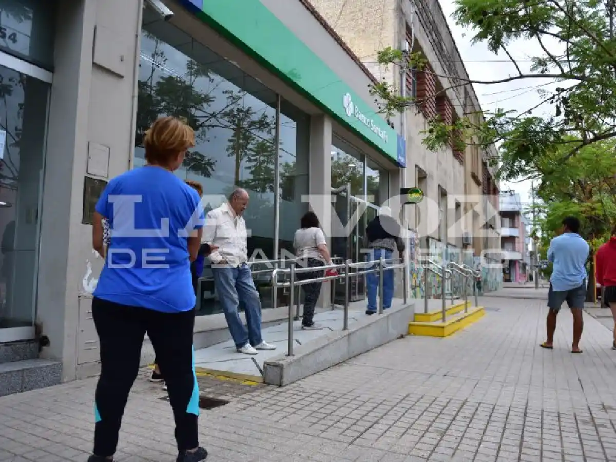 Reabren los bancos hoy: quiénes pueden asistir