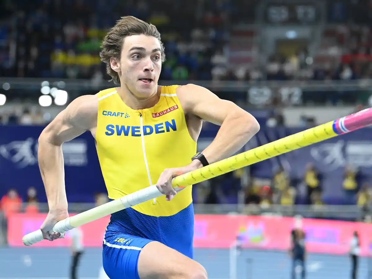 El sueco Duplantis mejoró su récord mundial 