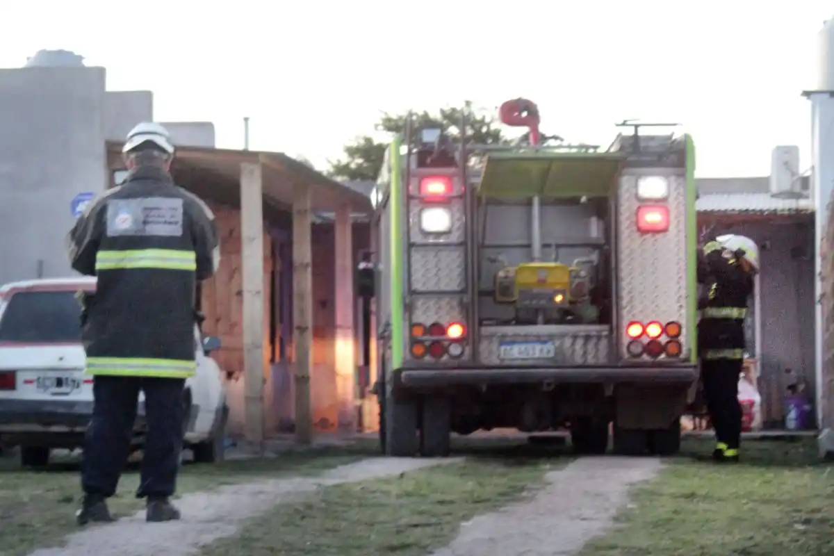 Ayudó la Policía. Los Bomberos sofocaron un siniestro en una calle 66