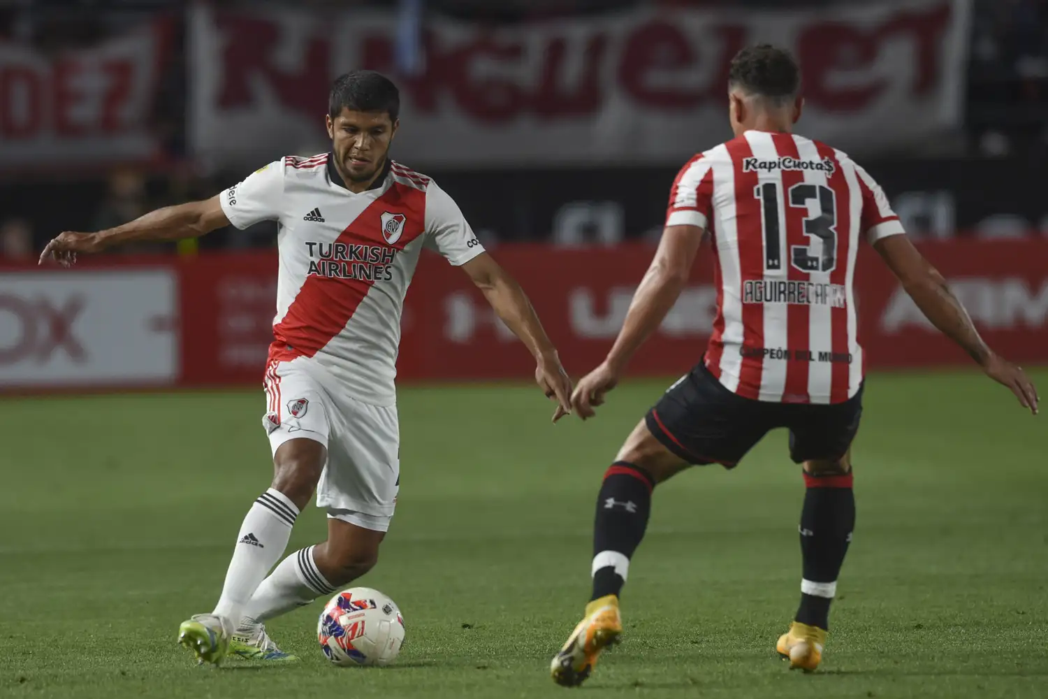 Rojas intenta progresar, de frente a Aguirregaray.
