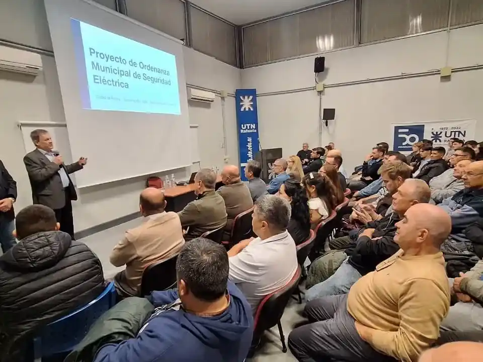 Charla en UTN sobre seguridad eléctrica y nuevo proyecto legislativo