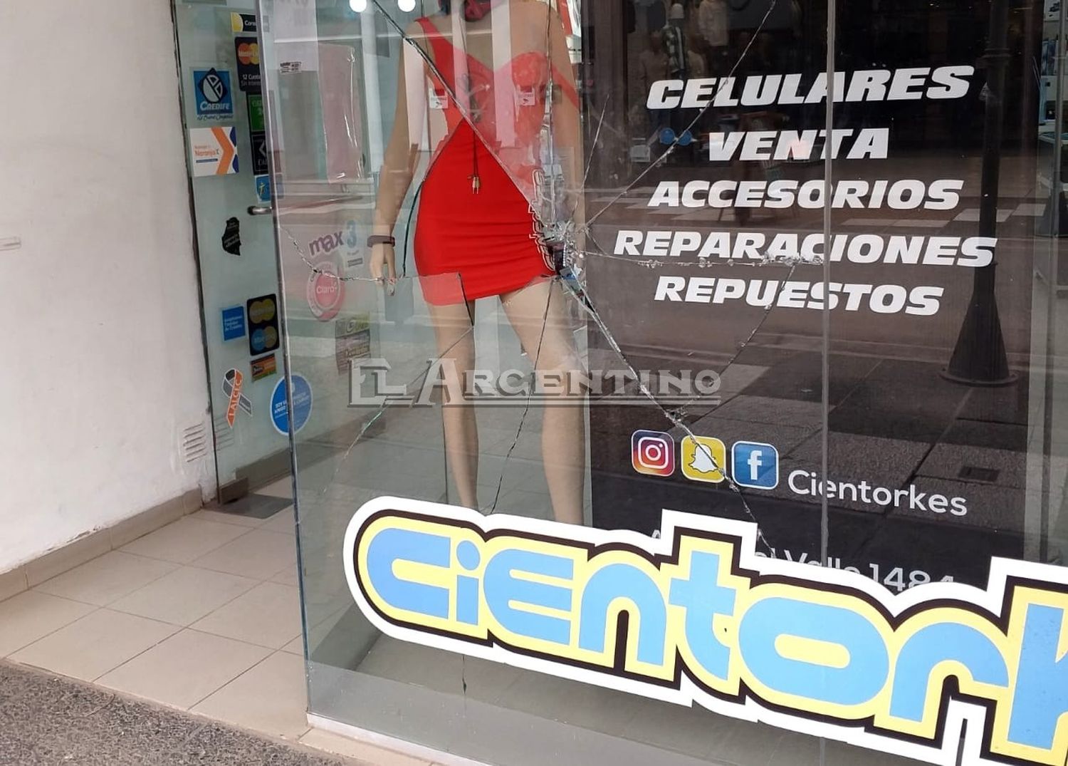 Rompieron la vidriera de un local en pleno centro y se llevaron tres valiosos teléfonos