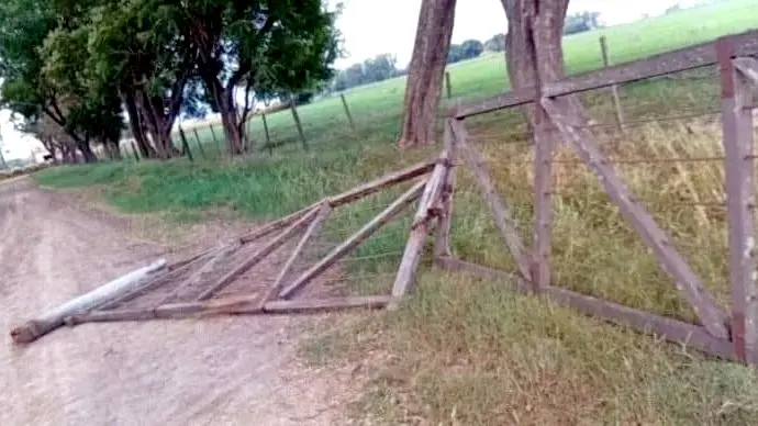 Huellas de un vehículo se hallaron en el predio rural cercano a La Dulce