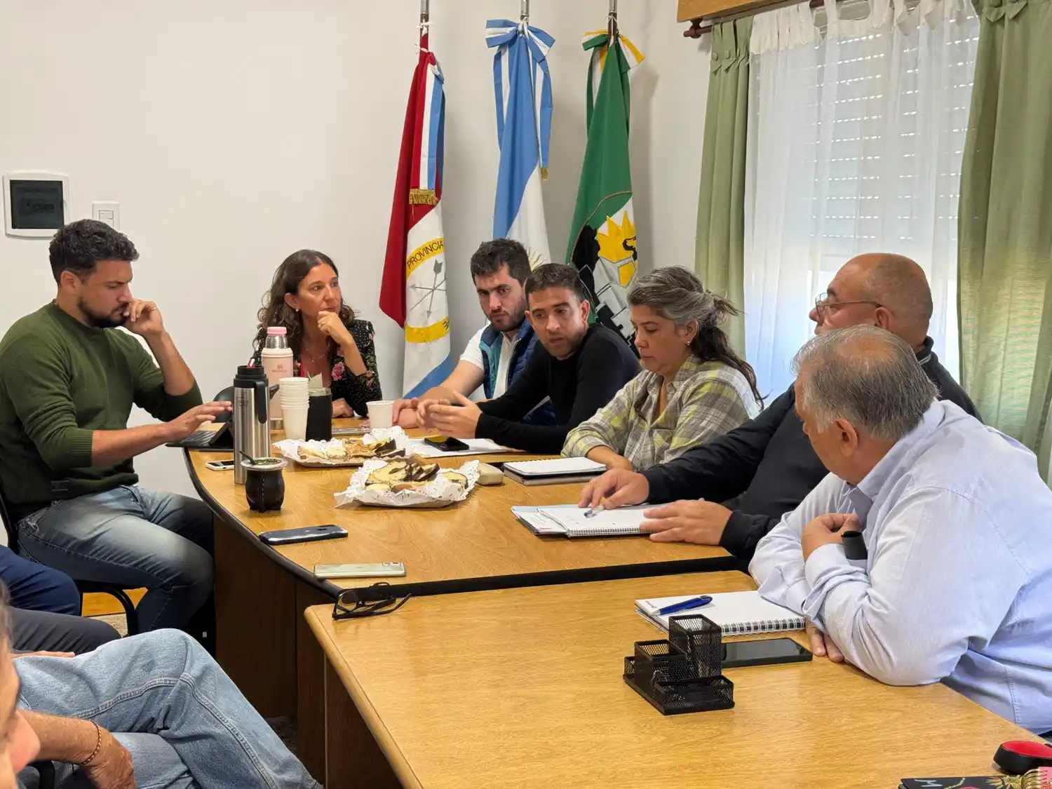 Integrantes de la Mesa en plena reunión.