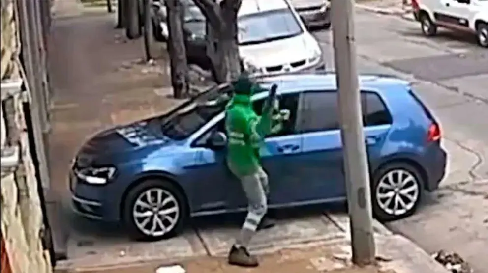 El barrendero ahuyentó a los ladrones con su escoba.