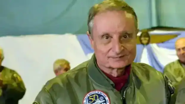 Medalla Honor al Valor en Combate por su labor en la Guerra de Malvinas, se va del Servicio Meteorológico Nacional por "razones personales".

NA