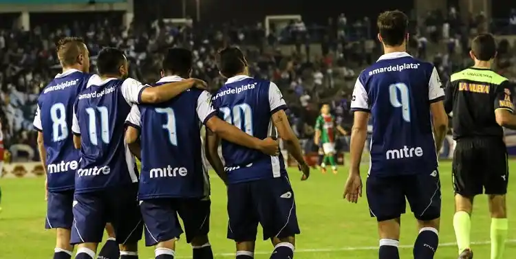 Alvarado sale de copas para curar heridas