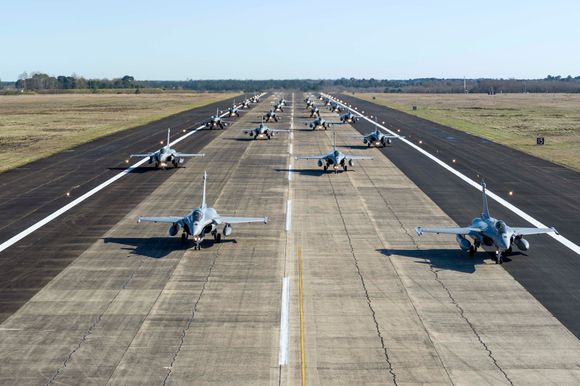 Elephant walk y 21 cazas Rafale en vuelo durante el ejercicio SAPHIR