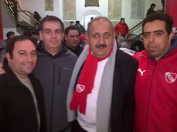 La “Peña Roja” estuvo presente en la elección en Independiente 