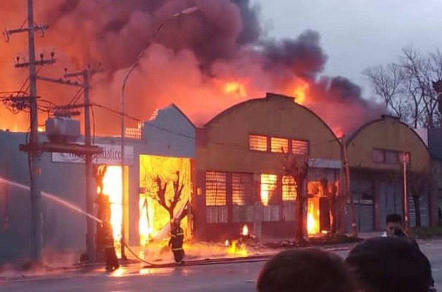 Ocho dotaciones de bomberos trabajan para sofocar el incendio en la fábrica de plásticos
