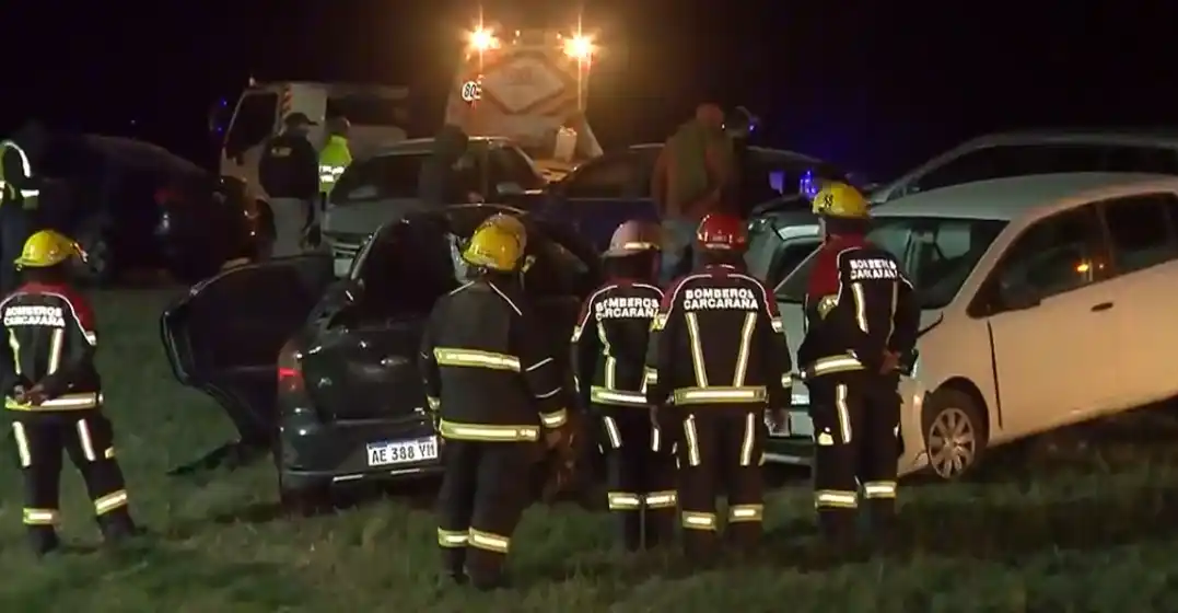 Por el choque en cadena, permanece cortada la AU a Córdoba y la vieja ruta 9 se encuentra colapsada