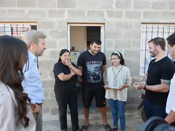 Frigerio y Azcué entregaron documentación de viviendas en el barrio Agua Patito de Concordia