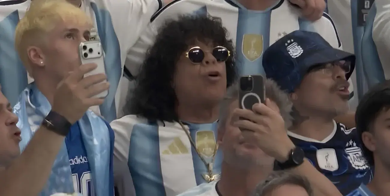 Furor por “La Mona” Jiménez en Argentina-Egipto: cantó el himno desde la tribuna y se volvió viral