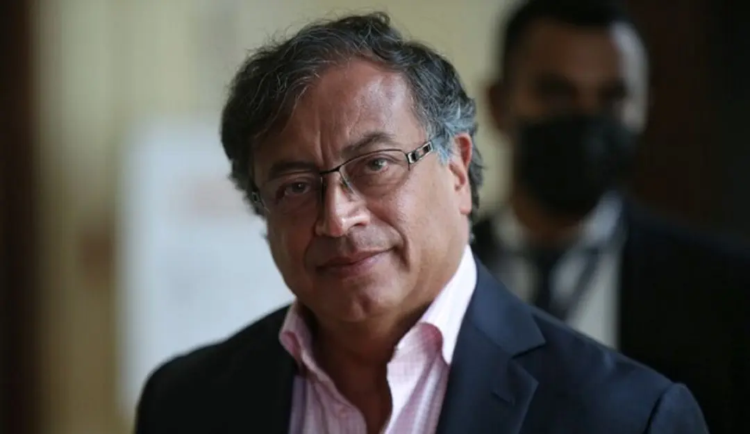 Prófugo ecuatoriano y un creador de trolls son los estrategas de Petro