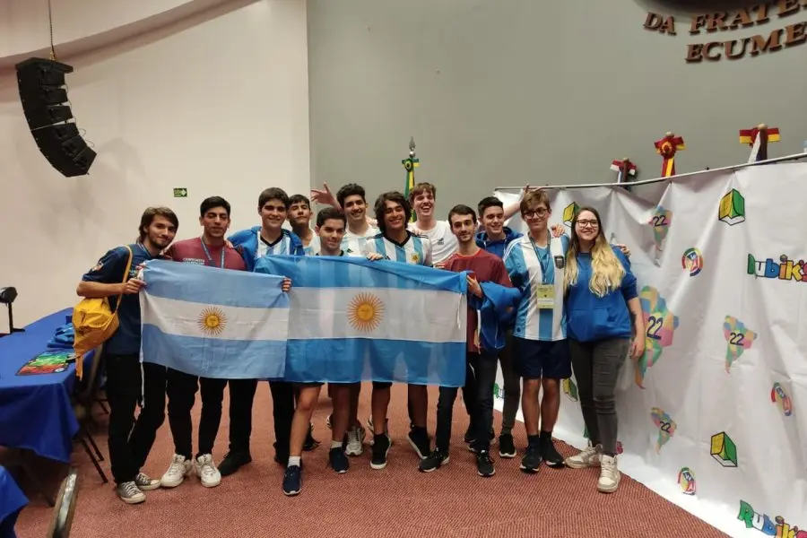 VIDEO | Un joven argentino de 14 años rompió el récord de armado de cubo mágico: “Es una locura”