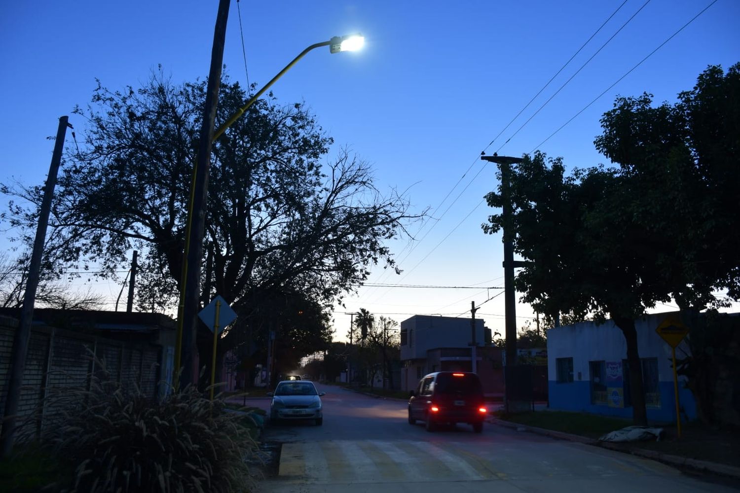 Instalan nuevas luminarias LED en barrio 9 de Septiembre para mejorar la seguridad