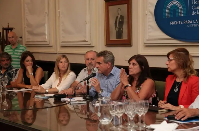 Diputados de UC pedirán interpelar a Sánchez Zinny por el cierre de escuelas 