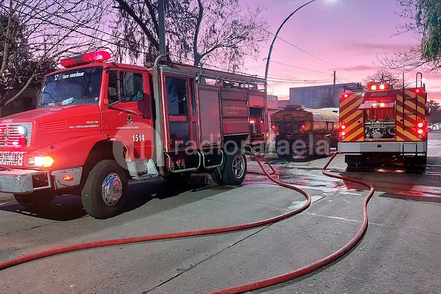 Se incendió una fábrica de escobas en Rafaela: no descartan que haya sido intencional