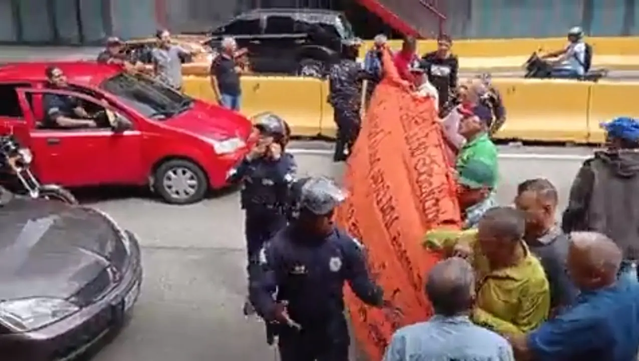 Jubilados de PDVSA cierran avenida Libertador de Caracas en protesta por sus fondos de pensiones este #23Nov