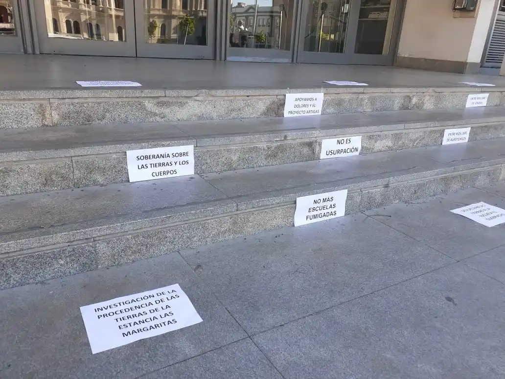 Mujeres realizaron una intervención en Paraná para manifestar su acompañamiento a Dolores Etchevehere