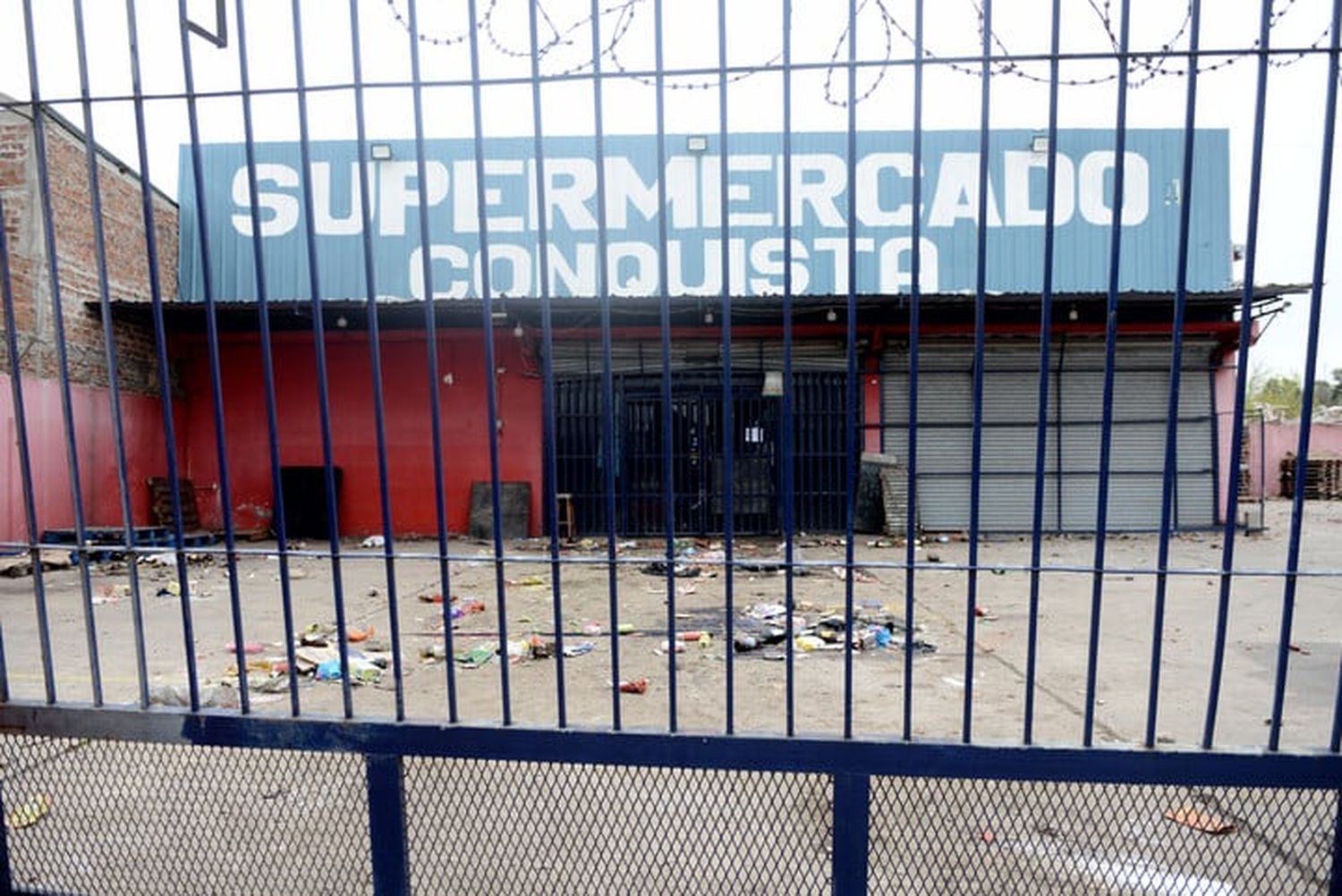 El supermercado "Conquista" que fue atacado en Moreno.