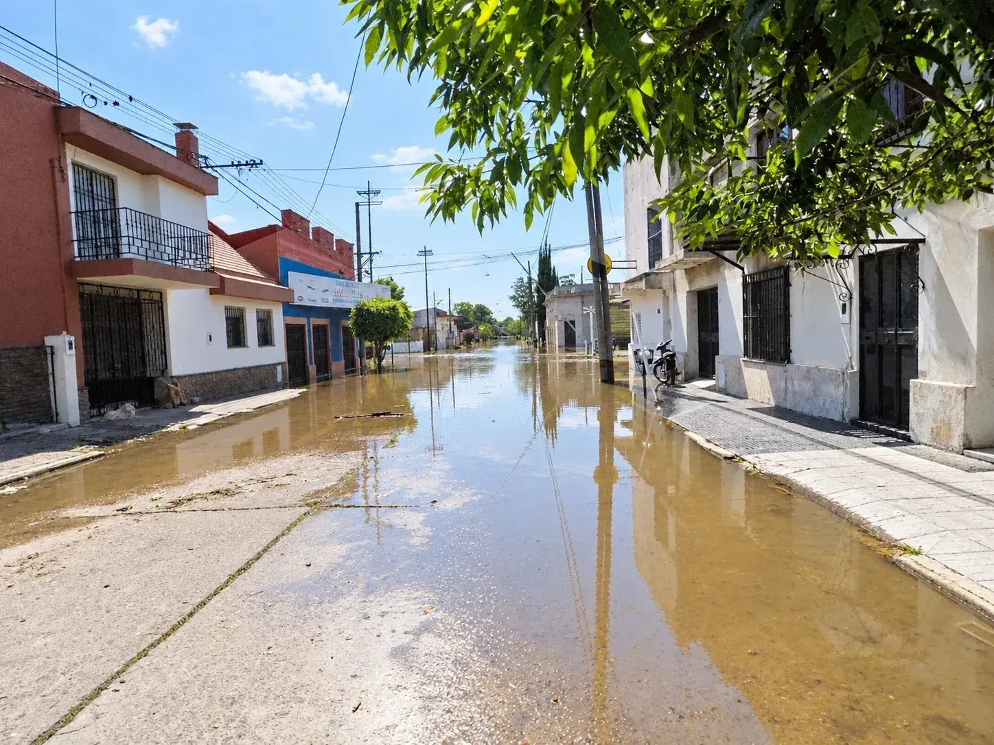Reclaman que la ayuda por las inundaciones incluya a las familias y exigen avanzar con la Defensa Central