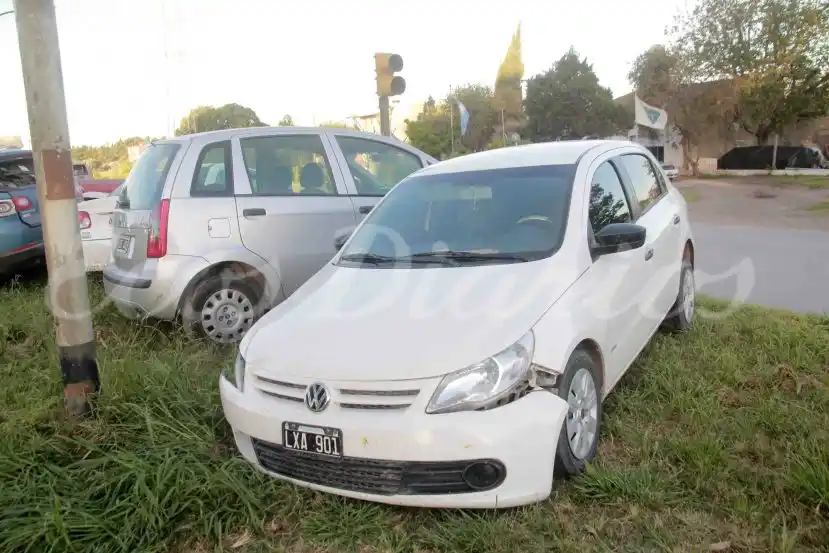 Choque y despiste sin heridos en la ruta 228