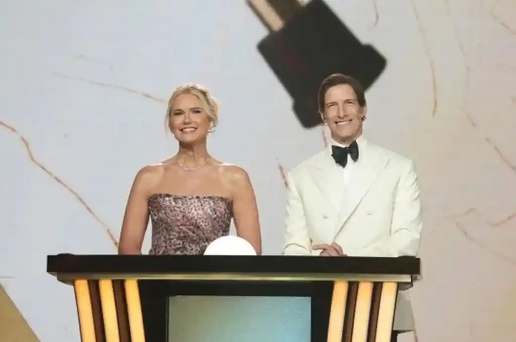 Valeria Mazza y Iván de Pineda, conductores del Martín Fierro de la Moda