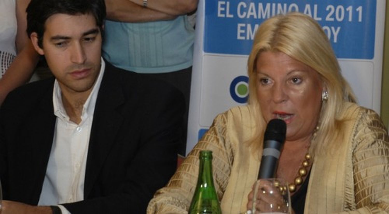 Carrió: "Cuando veo a Adrián con esos intendentes del Conurbano me dan ganas de ir a sacarlo"