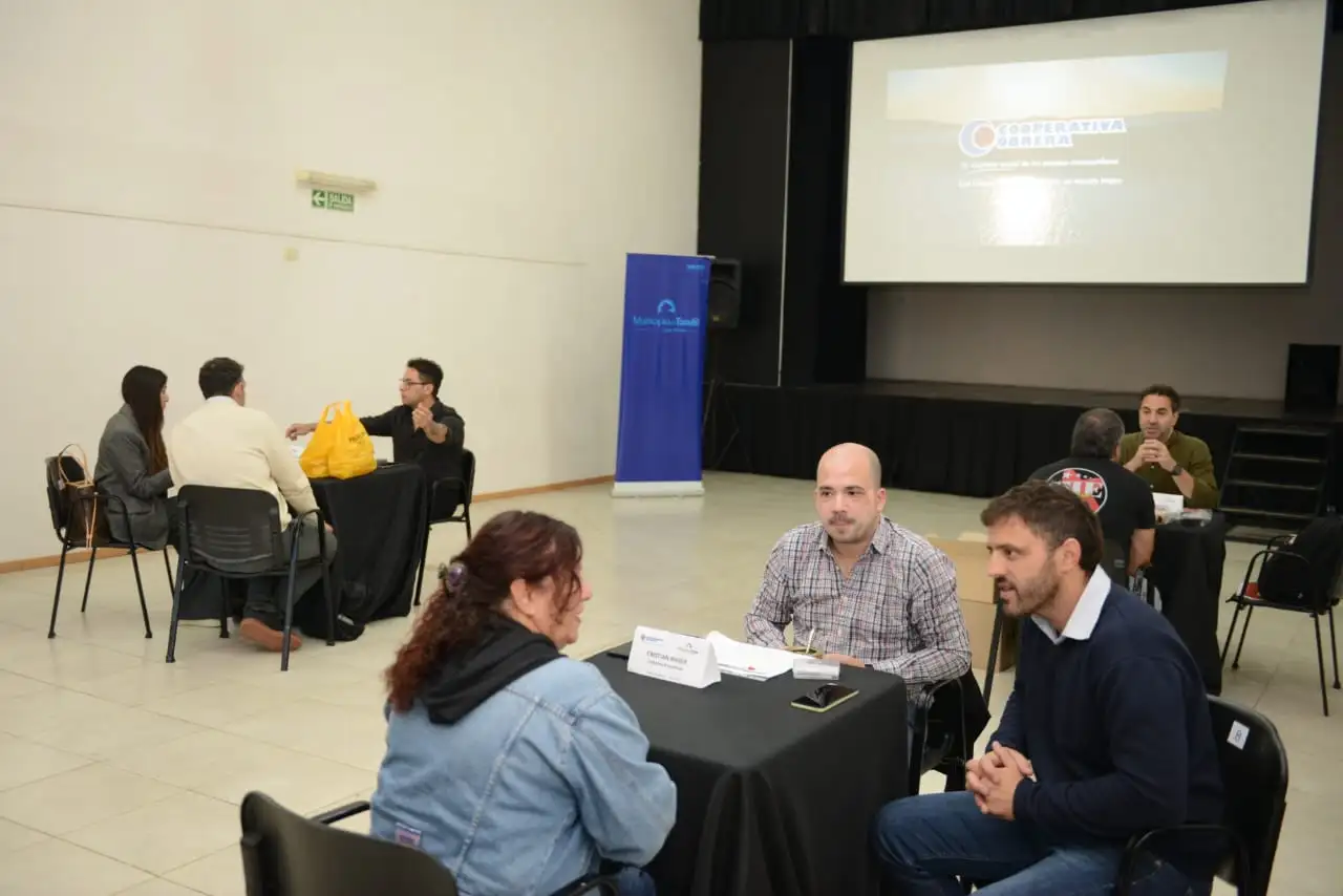 Cristian Pavone, a la derecha, dio detalles sobre la apertura del supermercado La Coope en Tandil.