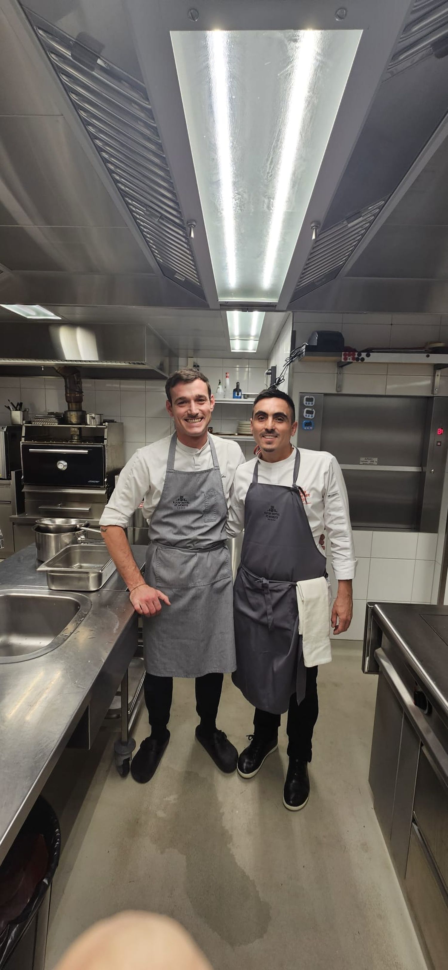 Con Matteo Cetti (a la izquierda) jefe de cocina del Kulm Country Club en St Moritz Suiza.