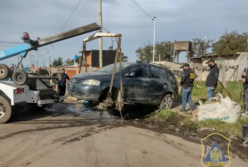Estaba desarmando un auto robado en un descampado