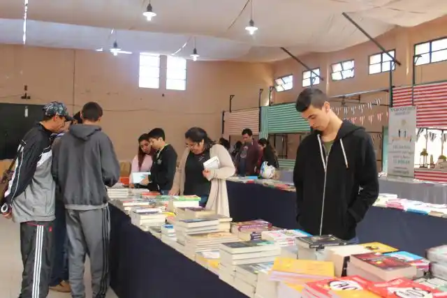 Continúa con gran éxito la “Feria del Libro Popular”