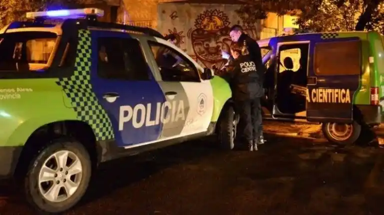 El dueño de la casa es un policía de 26 años que prestaba servicio en el comando de patrullas de Merlo.