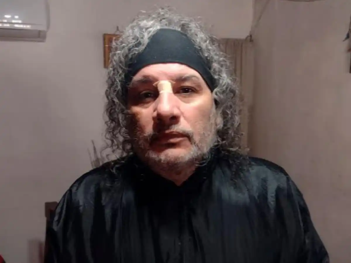 Simularon ser pasajeros y ahorcaron con un cinto a un taxista para robarle