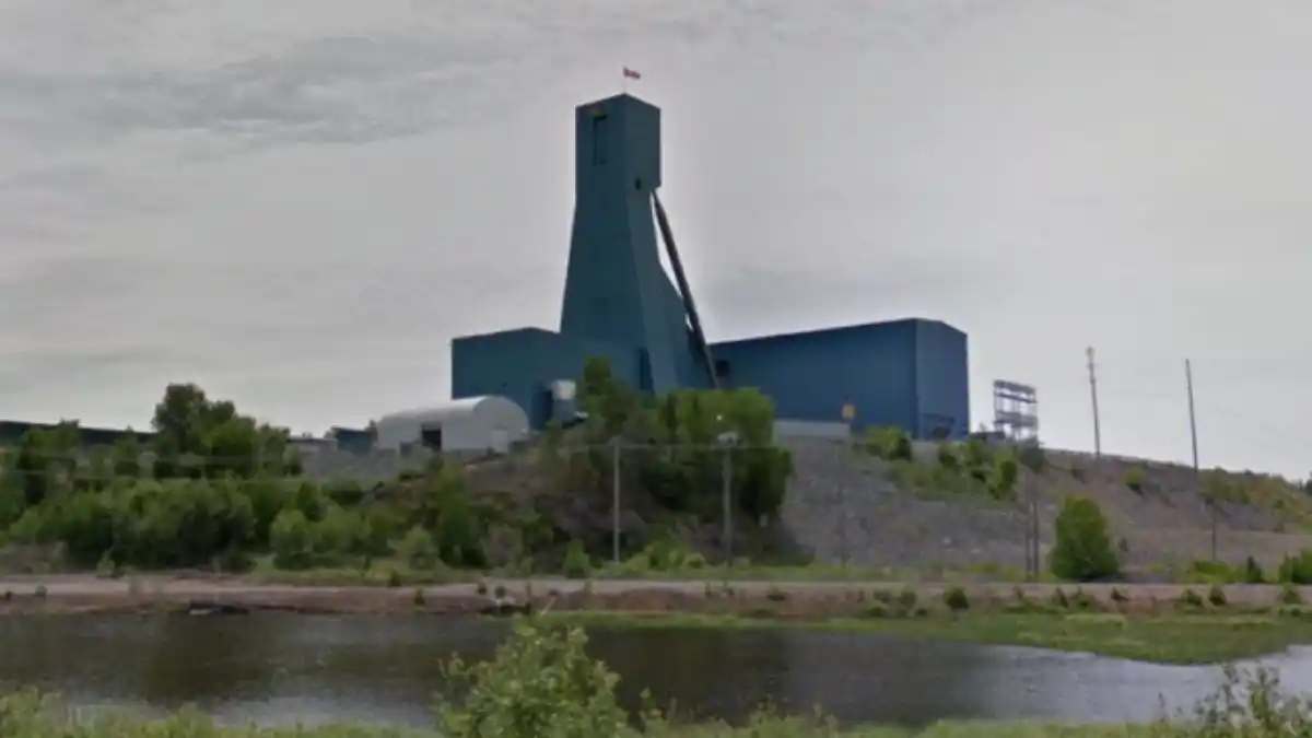 Aún quedan seis mineros a unos mil metros bajo tierra en Canadá